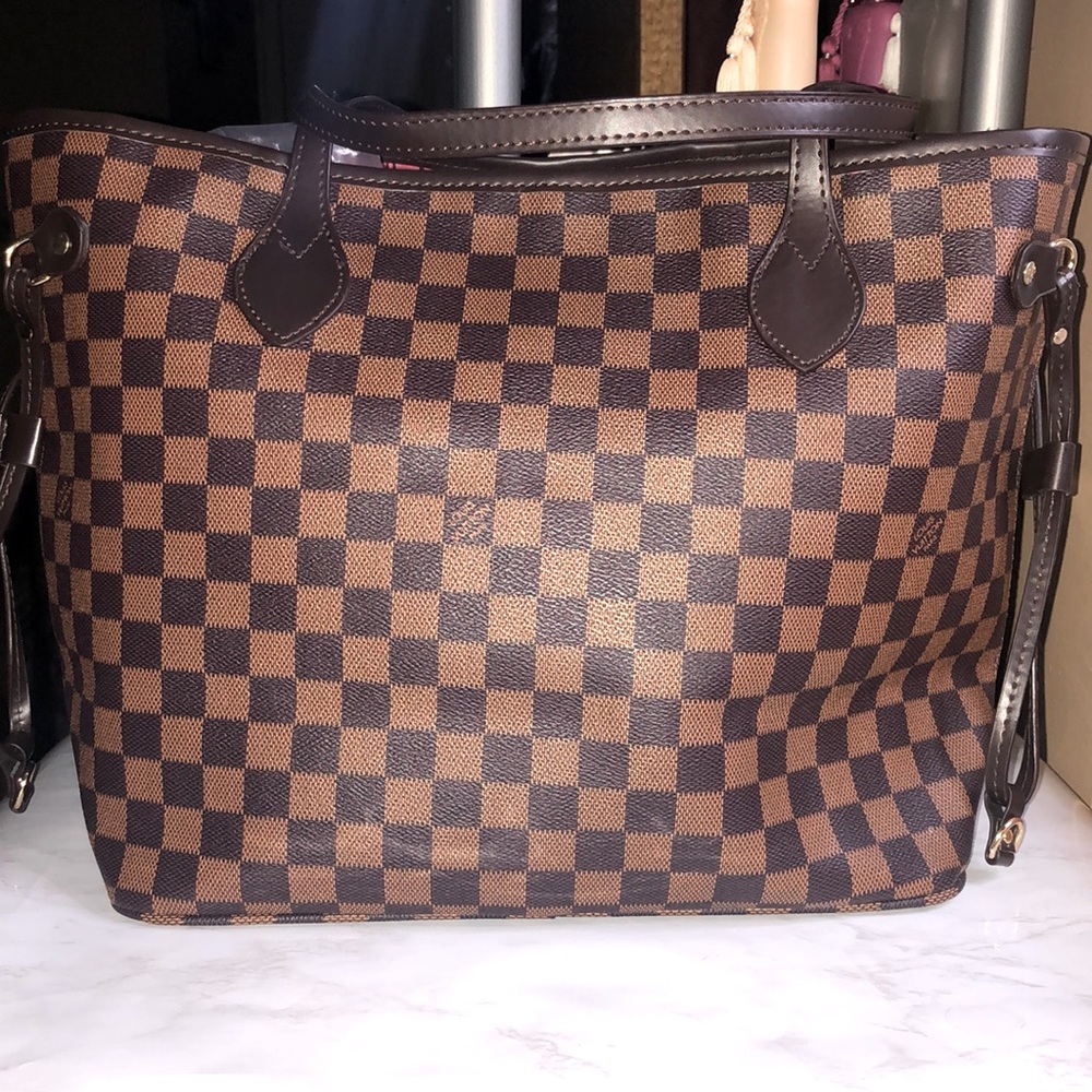 Designer inspired tote bag comes with pouch.